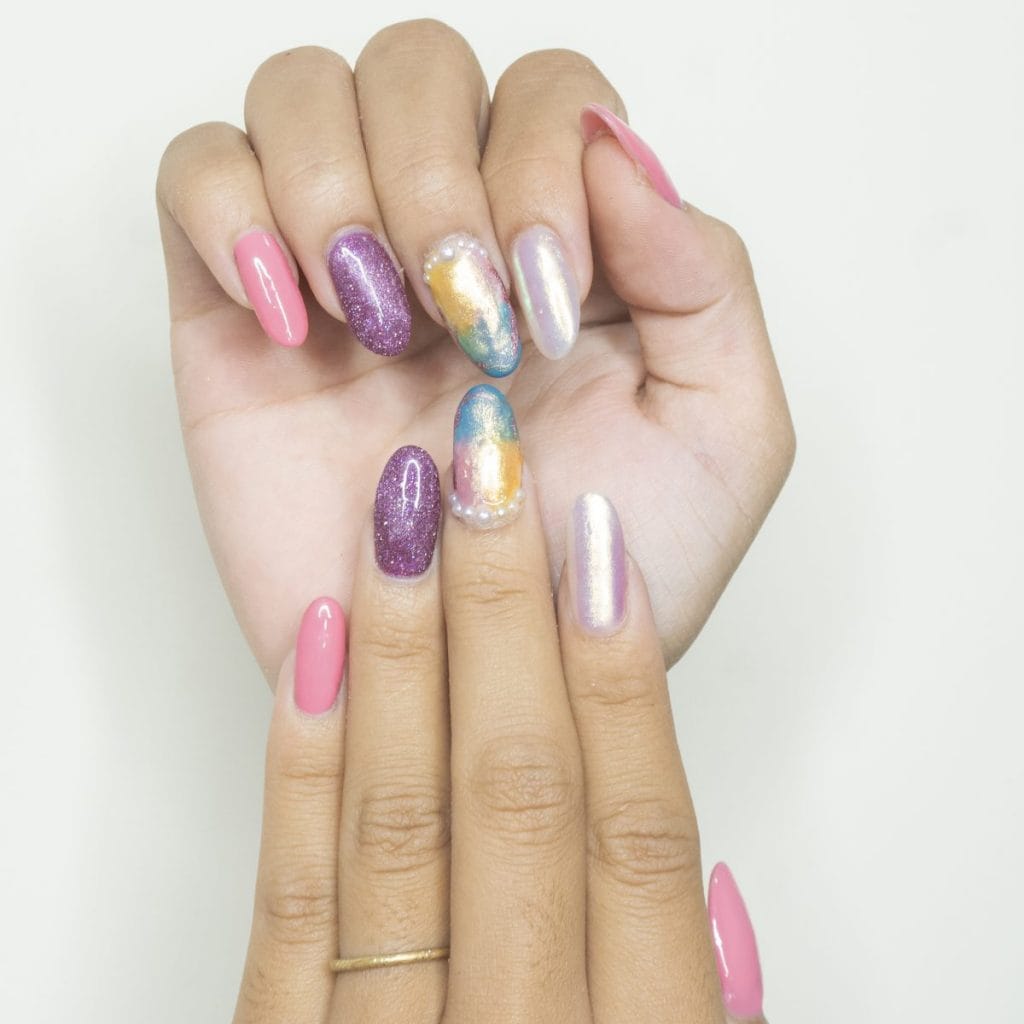 Perpaduan Warna Pastel yang Menawan dengan Aksesoris Manis pada Nail Art