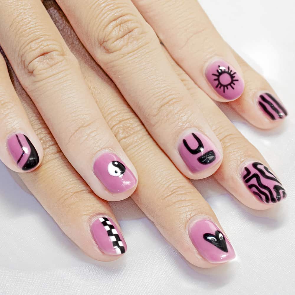 Nail Art Anda dengan Pink Menyala dan Ornamen Elegan