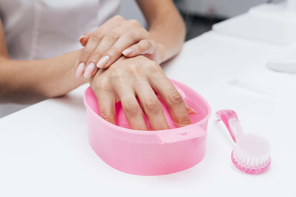 Cara Menghapus Nail Art dengan Benar